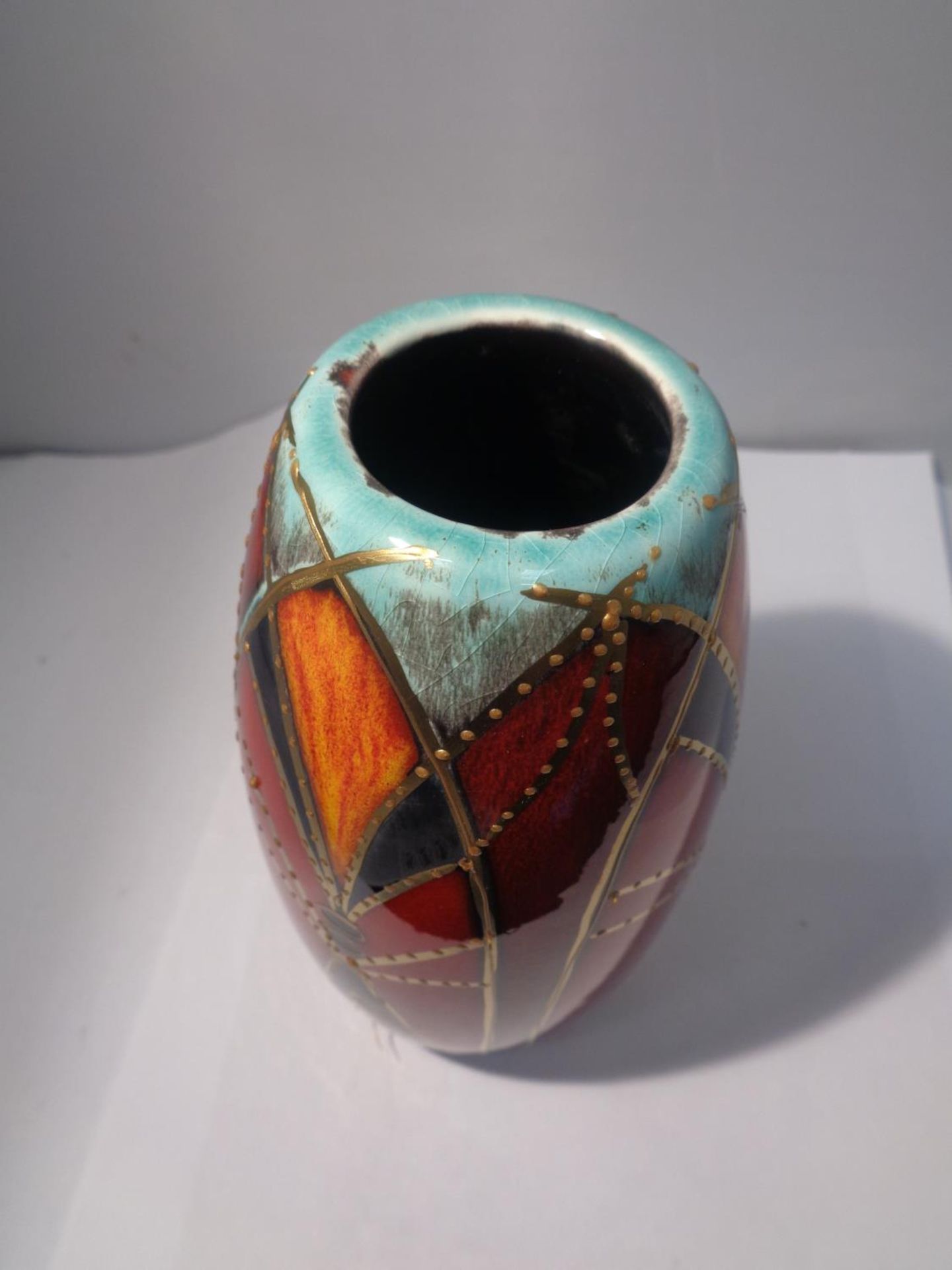 AN ANITA HARRIS HAND PAINTED GOTHIC ARCHES VASE SIGNED IN GOLD - Image 3 of 4