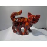 AN ANITA HARRIS HAND PAINTED CAT SIGNED IN GOLD