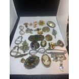A LARGE COLLECTION OF BROOCHES, PIN BADGES AND HAIR CLIPS WIT A PRESENTATION BOX
