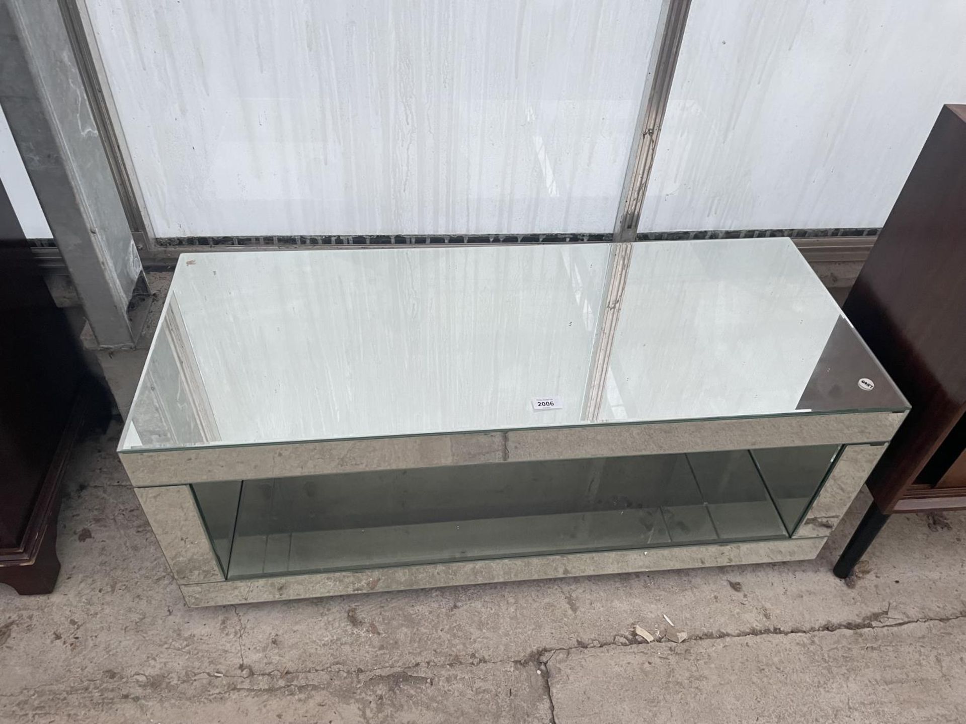 A MODERN MIRRORED COFFEE TABLE, 39" WIDE