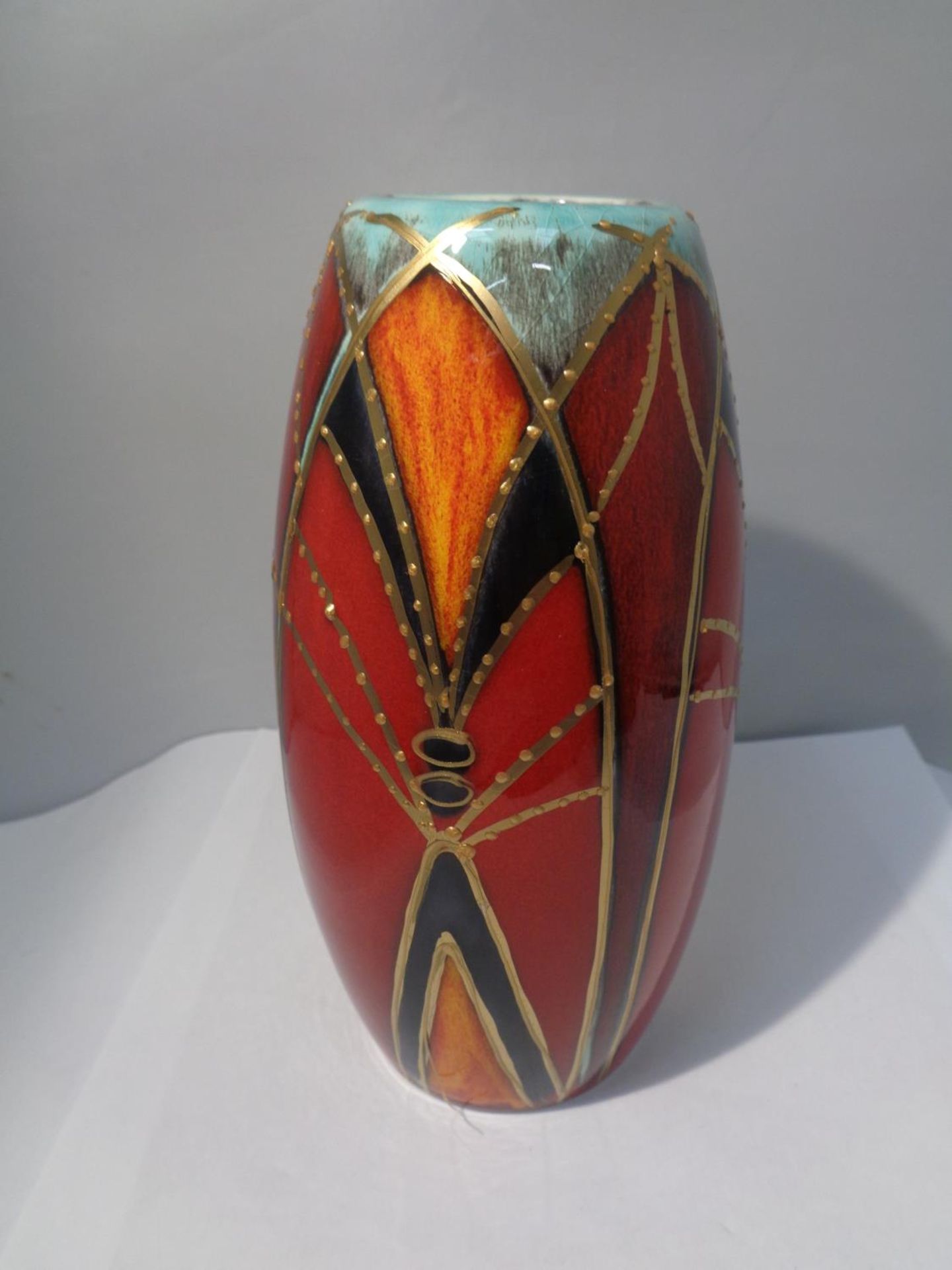 AN ANITA HARRIS HAND PAINTED GOTHIC ARCHES VASE SIGNED IN GOLD - Image 2 of 4