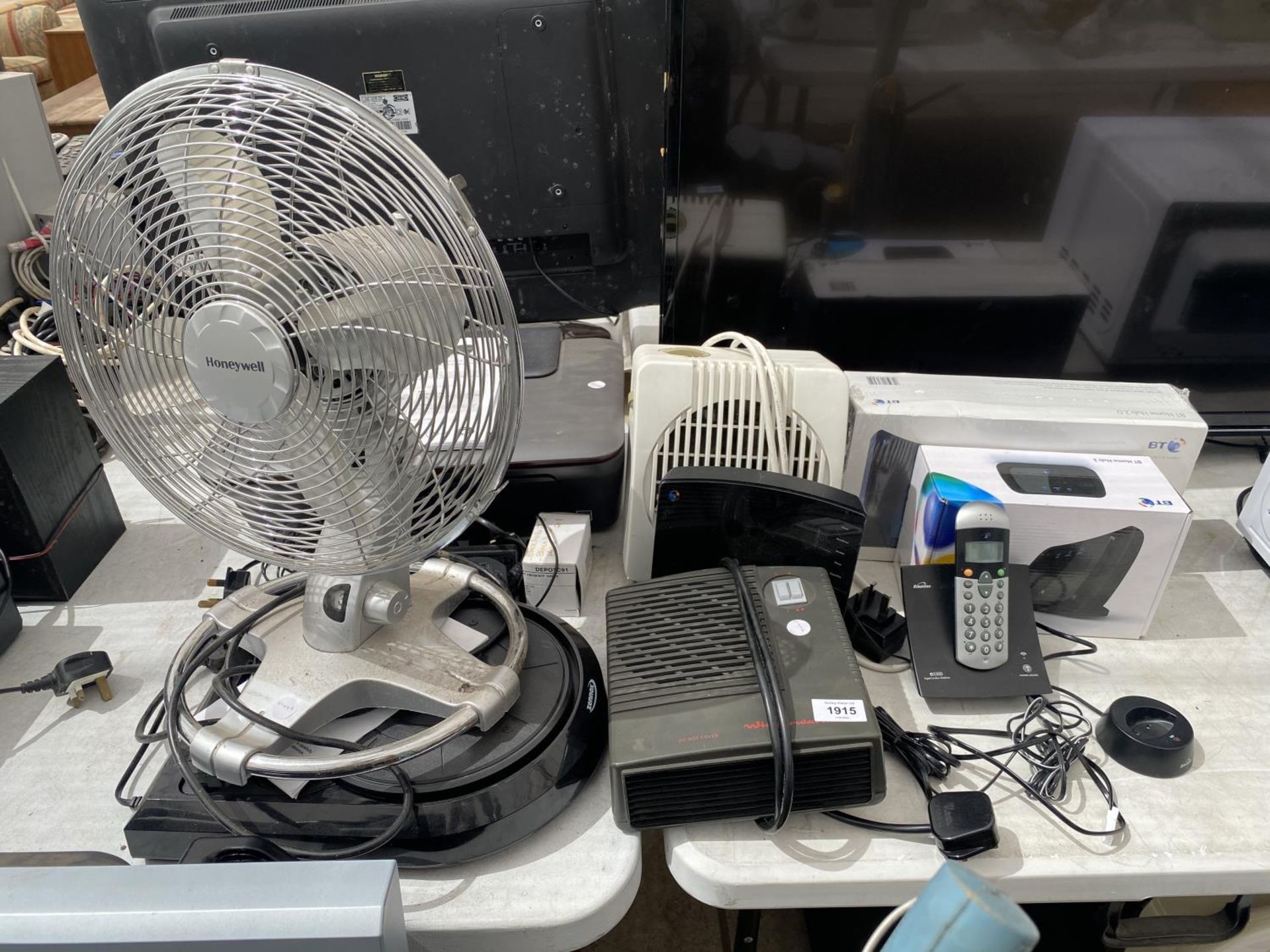 AN ASSORTMENT OF ITEMS TO INCLUDE A DESK FAN, HEATERS AND A HP PRINTER ETC