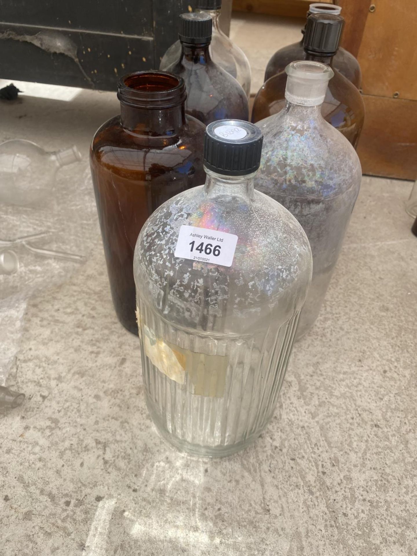 AN ASSORTMENT OF LARGE GLASS LAB BOTTLES - Image 2 of 4