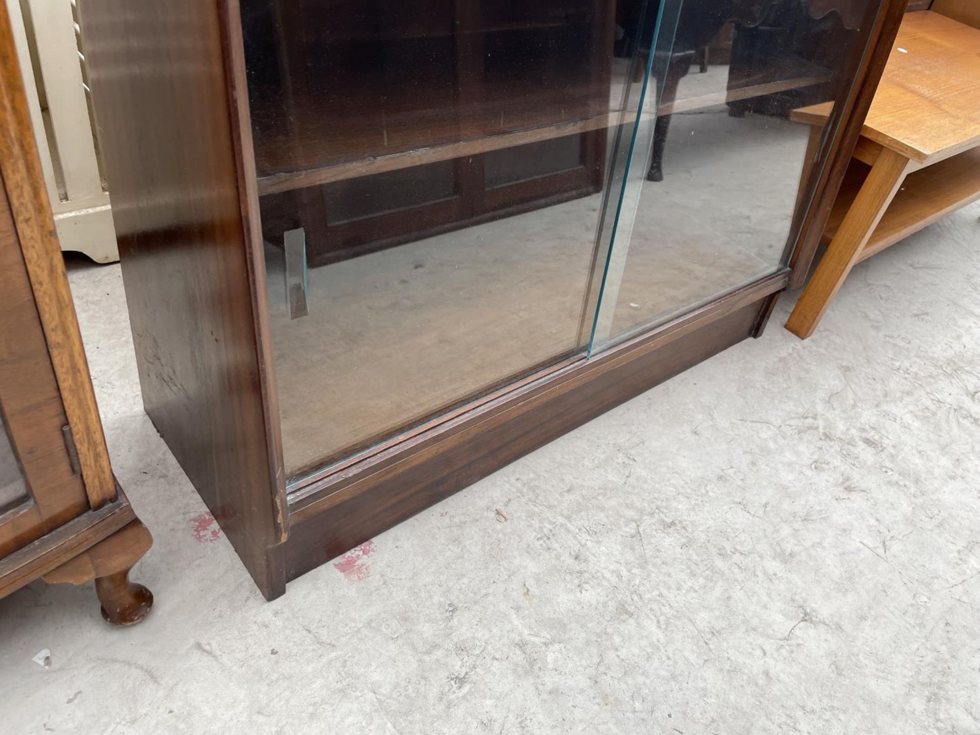 A MID 20TH CENTURY MAHOGANY SLIDING GLASS FRONTED BOOKCASE, 36" WIDE - Image 3 of 3