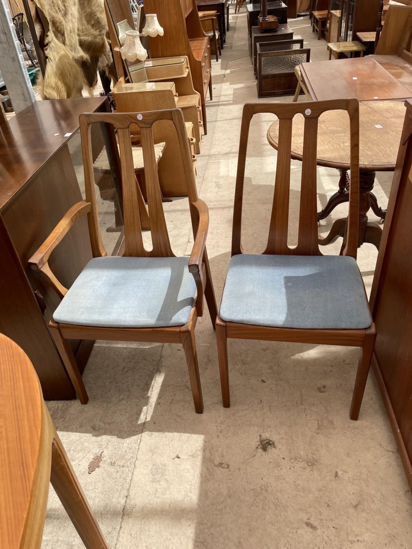 A NATHAN RETRO TEAK EXTENDING DINING TABLE WITH FOUR DINING CHAIRS AND TWO CARVERS - Image 4 of 9