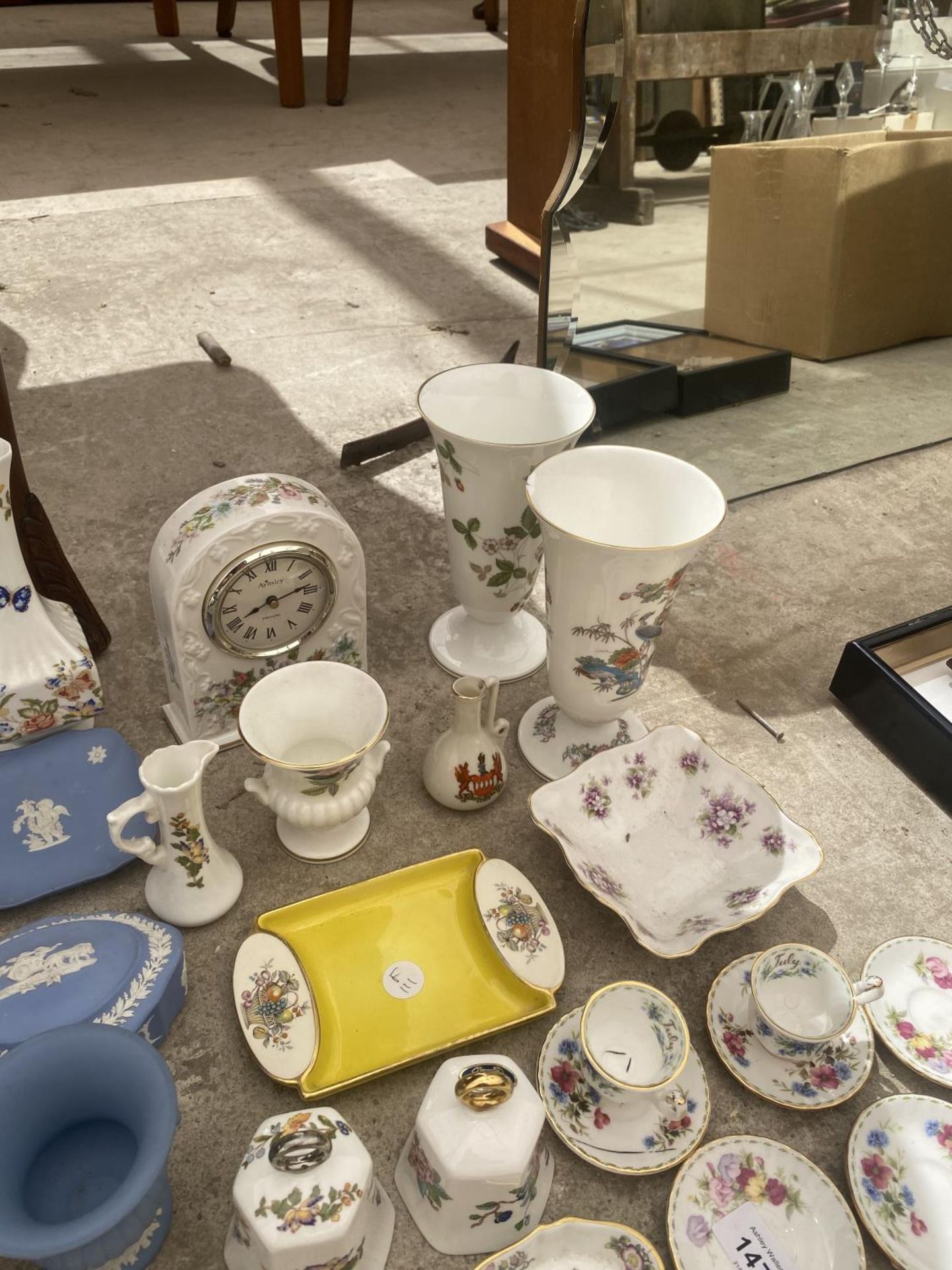 A LARGE QUANTITY OF CERAMIC WARE TO INCLUDE WEDGWOOD, ROYAL DOULTON AND ROYAL ALBERT ETC - Image 4 of 5