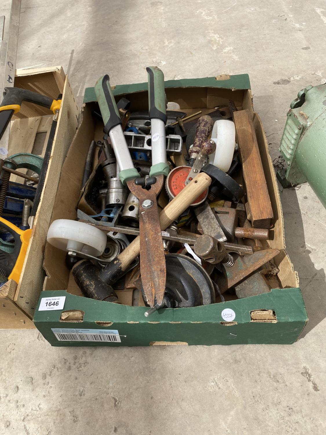 AN ASSORTMENT OF TOOLS TO INCLUDE A BRACE DRILL, SHEARS AND GRINDING DISCS ETC