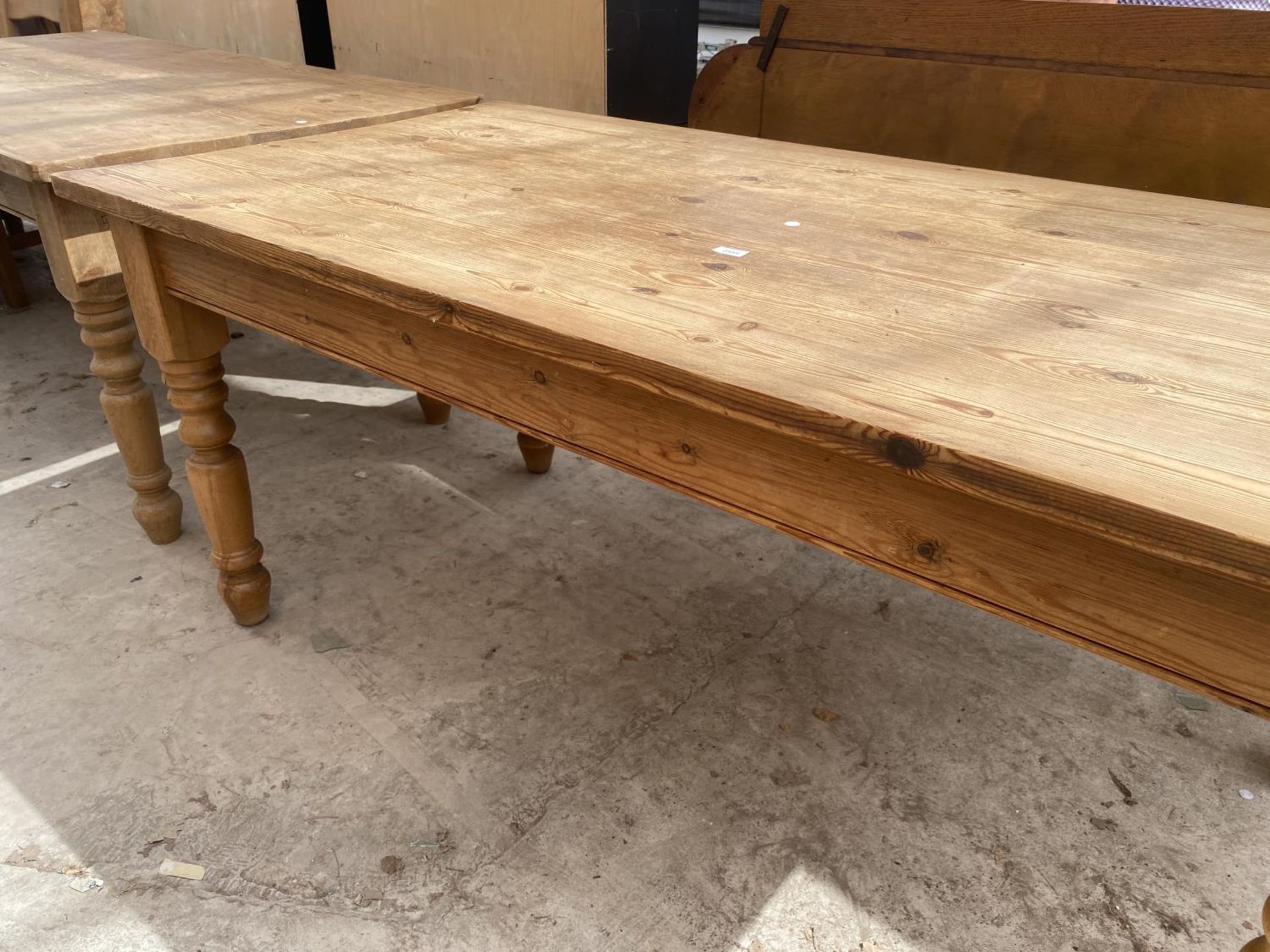 A VICTORIAN STYLE PINE KITCHEN TABLE ON TURNED LEGS, 72X35" - Image 4 of 4