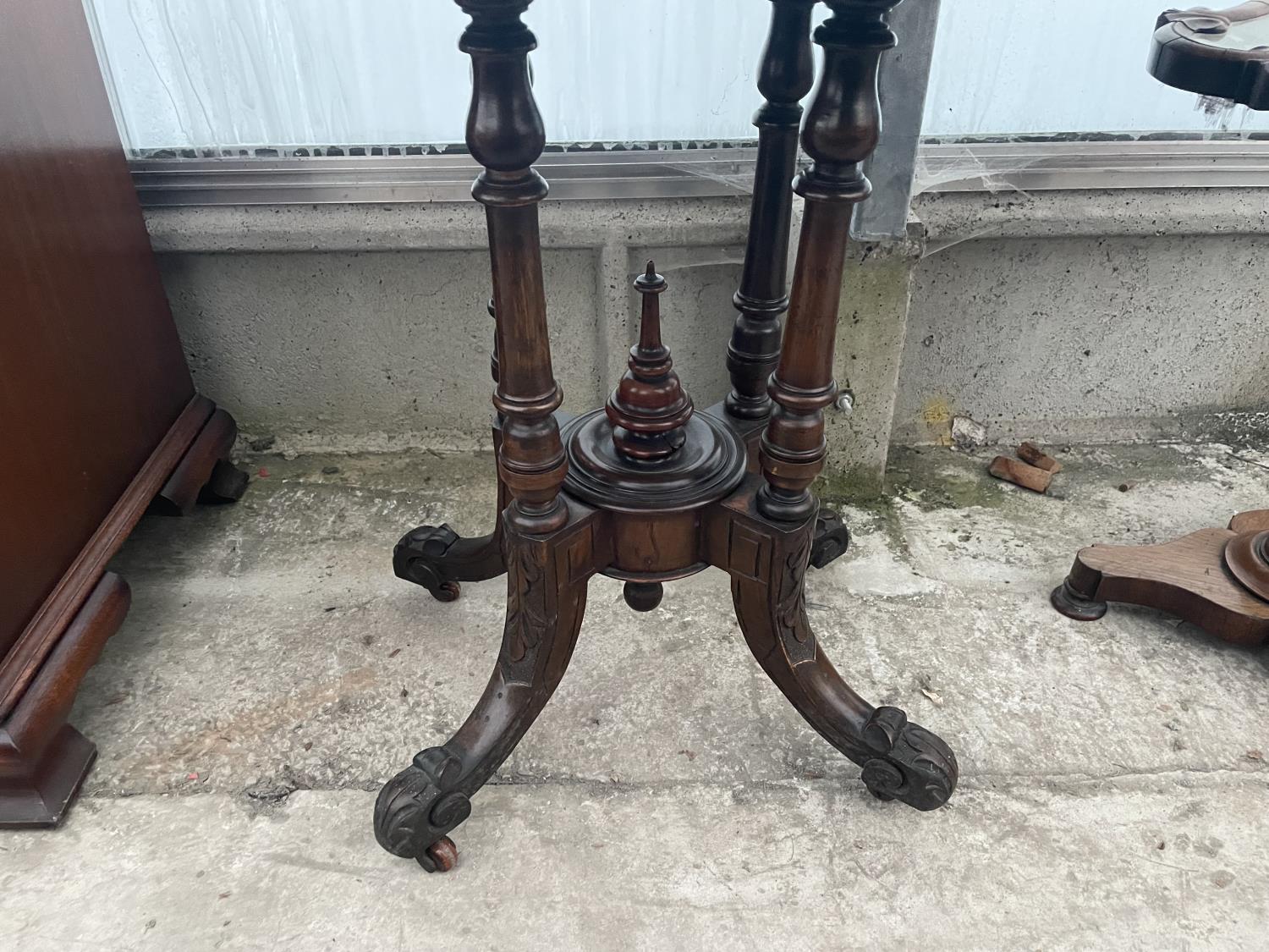 A VICTORIAN OVAL WALNUT AND INLAID LOO TABLE, 36X22" ON QUATREFOIL BASE - Image 4 of 5