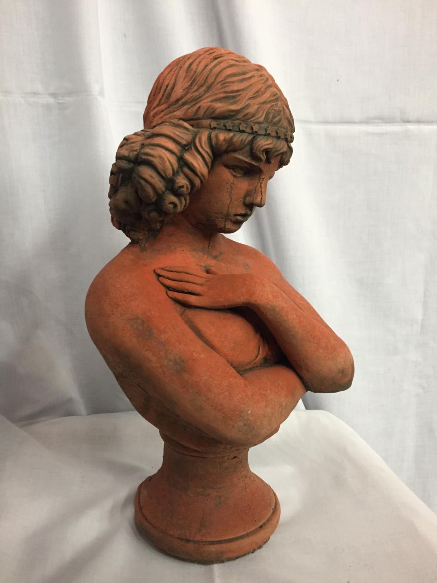 A TERRACOTA BUST OF A LADY - Image 3 of 3