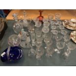 VARIOUS ITEMS OF GLASSWARE TO INCLUDE GLASSES, DECANTERS, GLASSES AND A CRANBERRY JUG ETC
