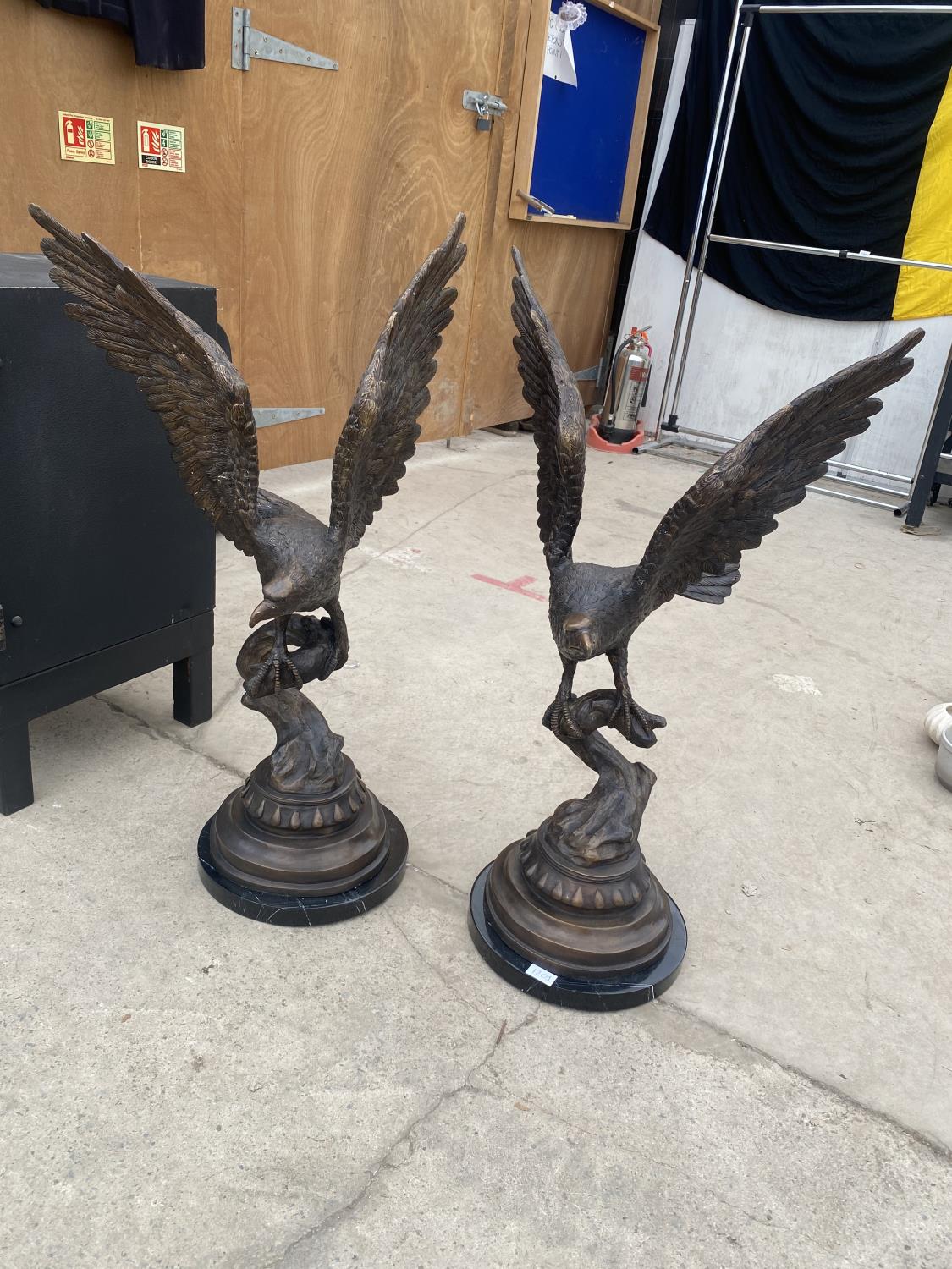 A PAIR OF IMPRESSIVE BRONZE SCULPTURES OF EAGLES 89CM HIGH 53CM WIDTH - Image 2 of 7