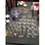 A LARGE COLLECTION OF GLASSWARE TO INCLUDE A CRYSTAL BOWL, WINE GLASSES AND JUG