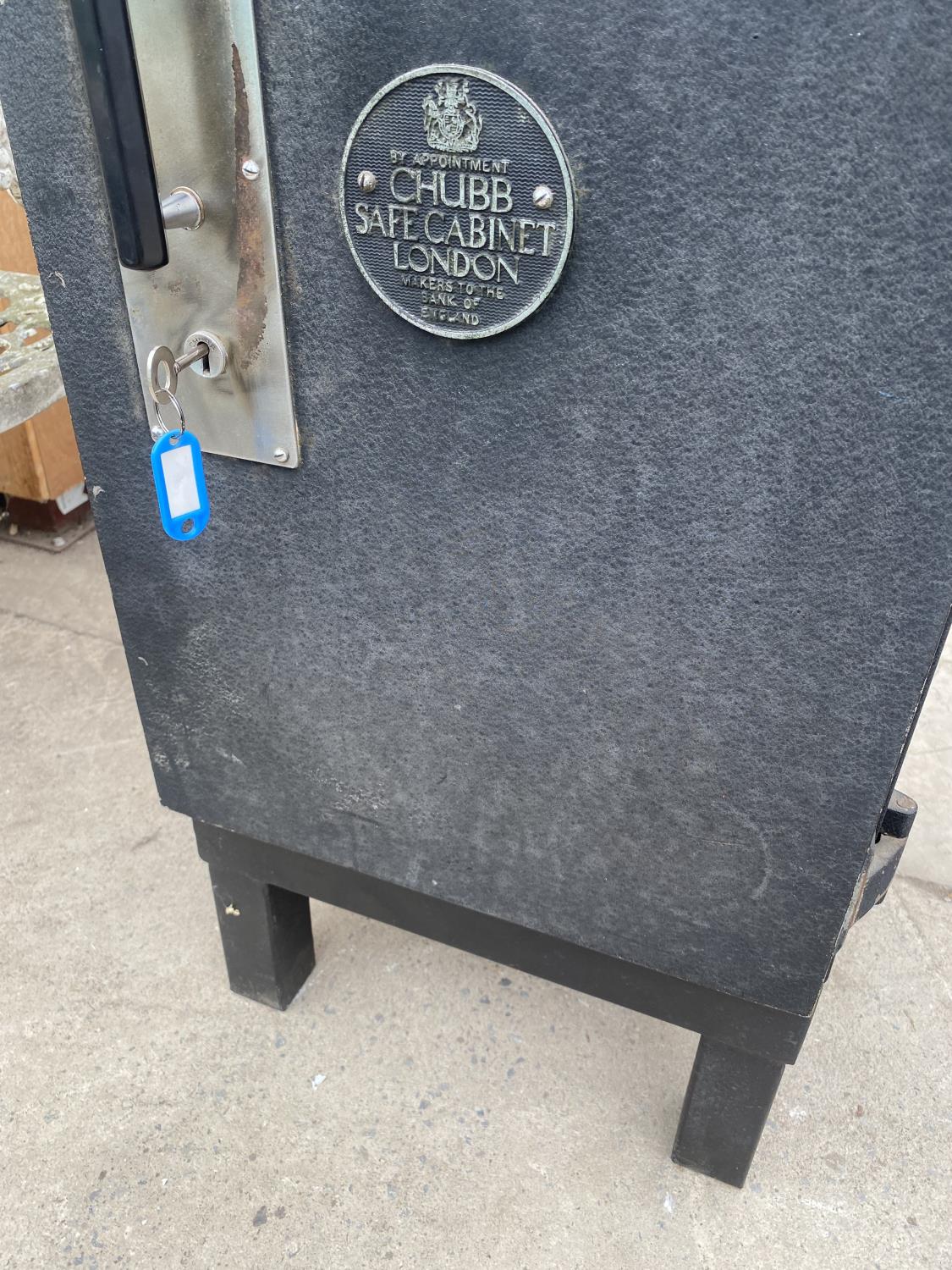 A METAL CHUBB SAFE CABINET, LONDON WITH KEY - Image 3 of 7