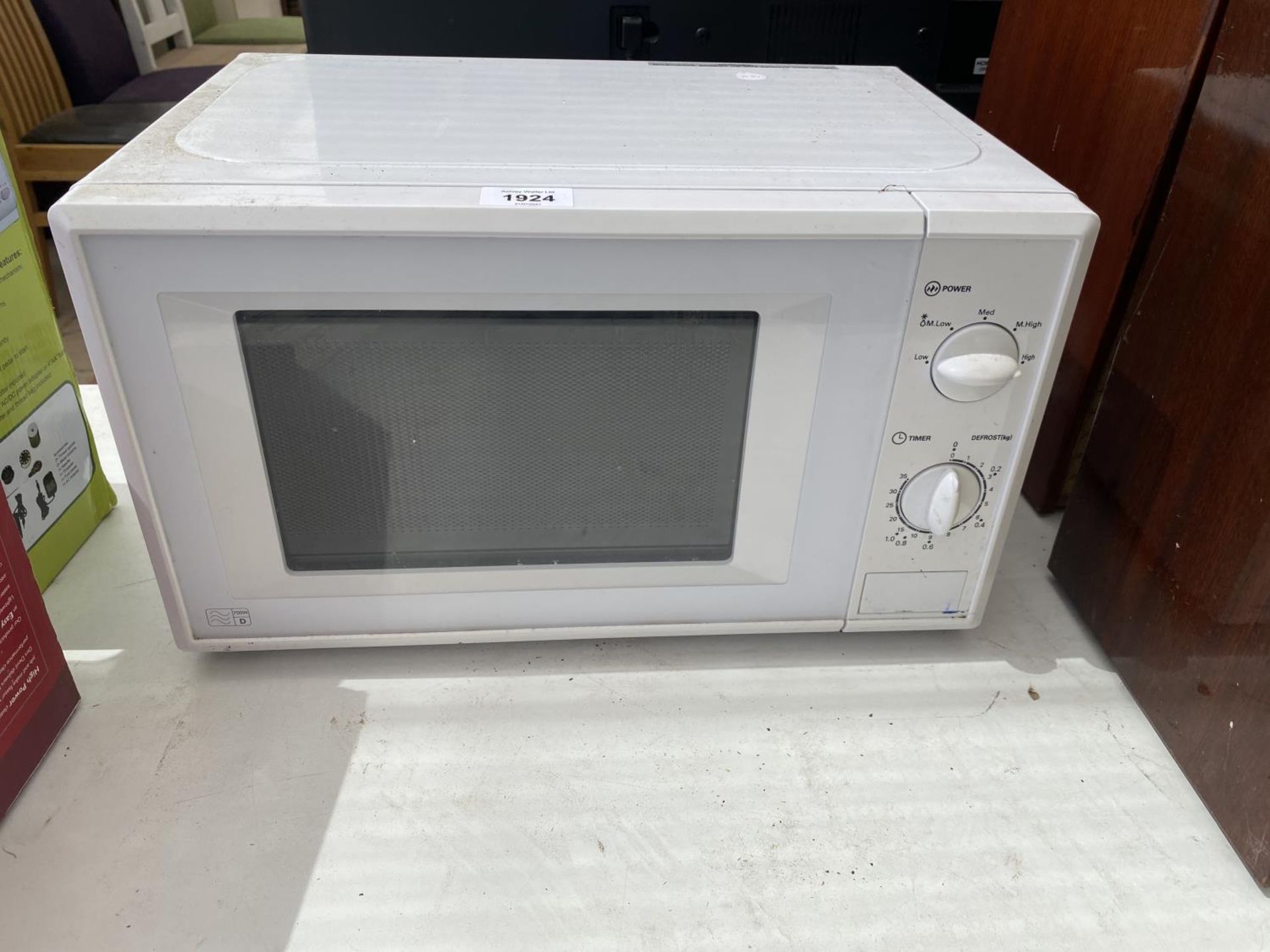 A WHITE SAINSBURYS MICROWAVE OVEN