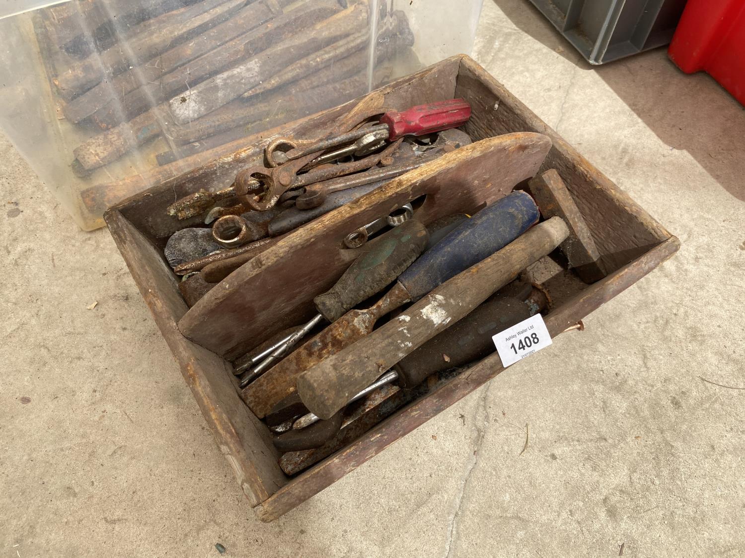 A LARGE ASSORTMENT OF HAND TOOLS TO INCLUDE CHISELS AND SCREW DRIVERS ETC - Image 2 of 4