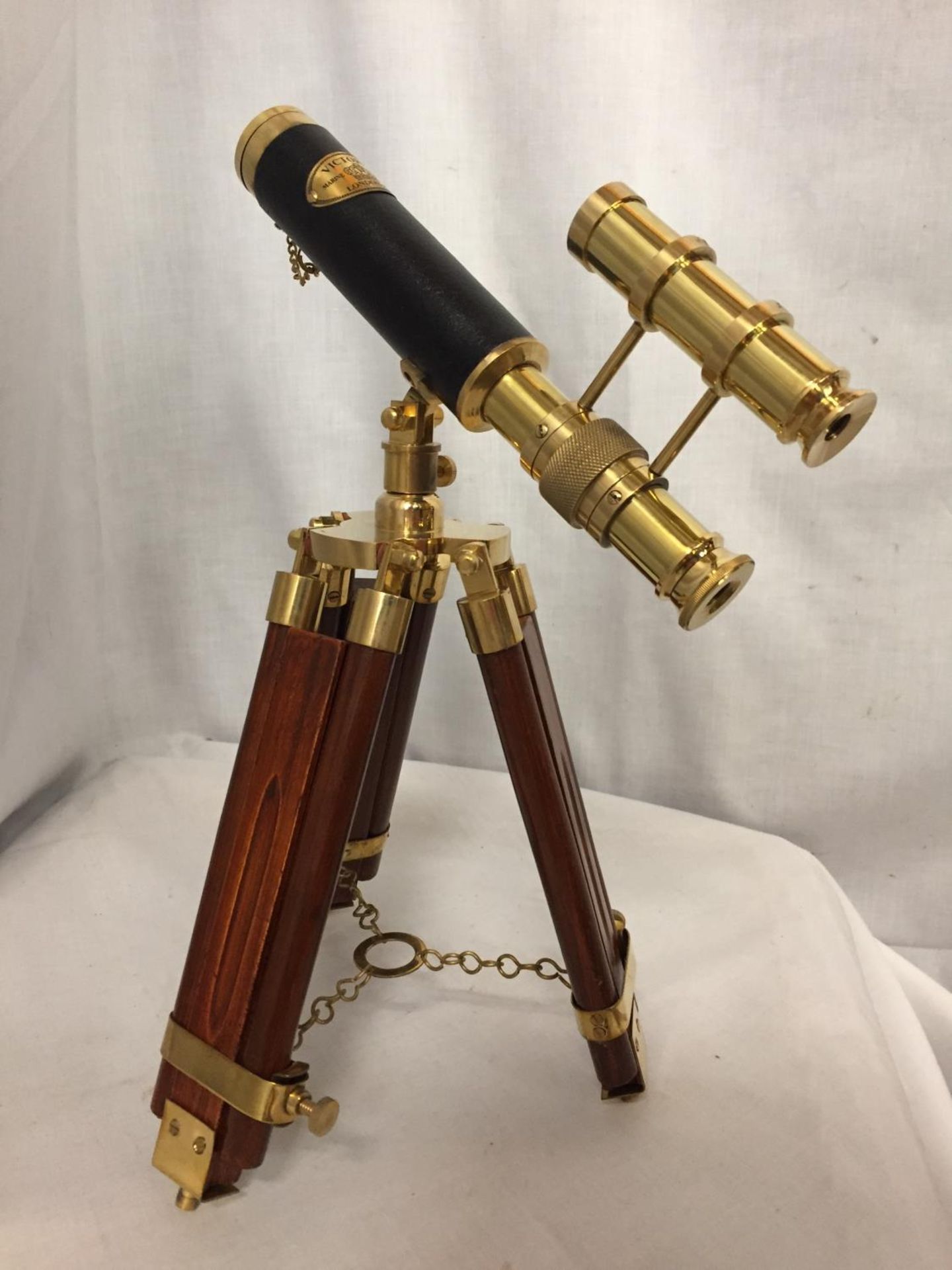 A BRASS AND LEATHER TELESCOPE ON A WOODEN TRIPOD STAND, 34CM HIGH - Image 4 of 4