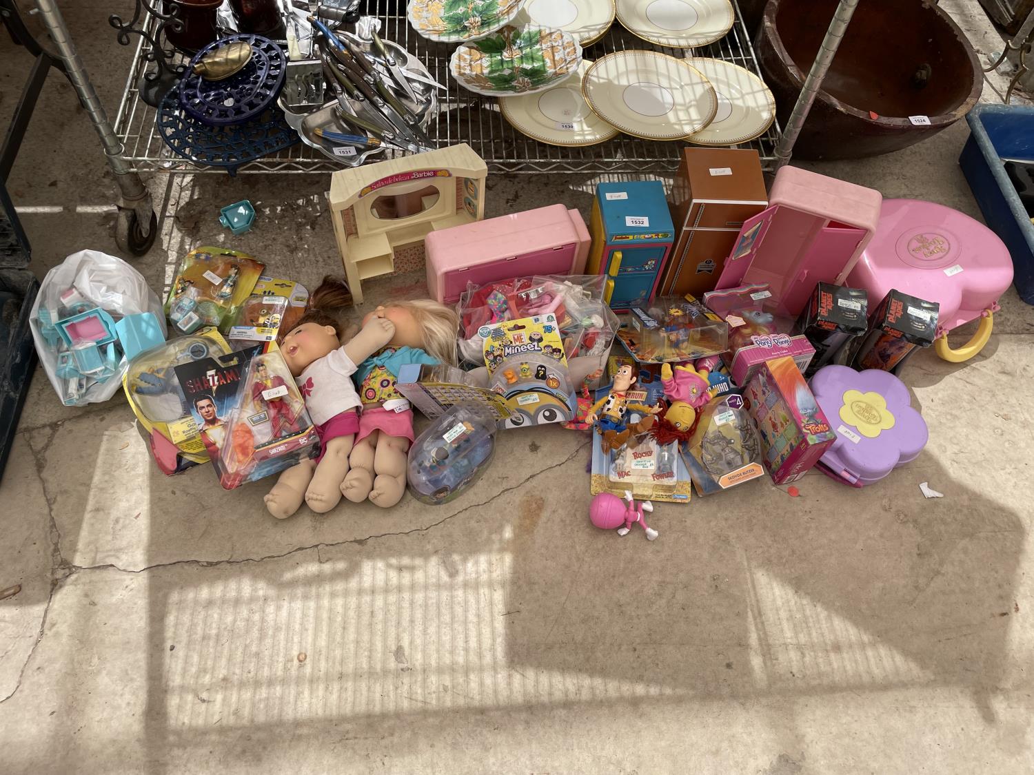 A LARGE ASSORTMENT OF CHILDRENS TOYS - Image 2 of 10