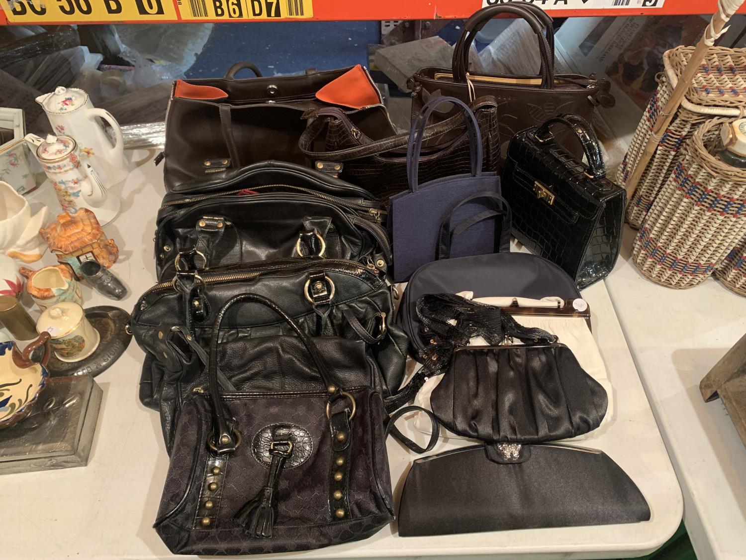 A BROWN RADLEY HANDBAG AND A SELECTION OF OTHER HANDBAGS AND TOTE BAGS