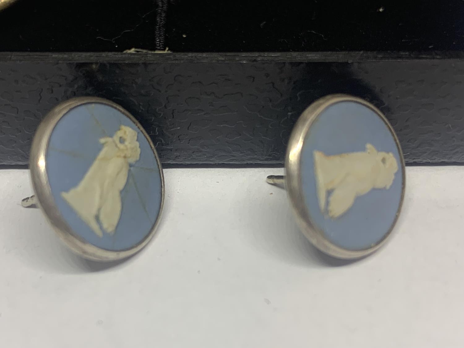 A PAIR OF SILVER WEDGWOOD BLACK CUFFLINKS WITH HORSE DESIGN AND A PAIR OF BLUE EARRINGS (ONE A/F) IN - Image 3 of 3