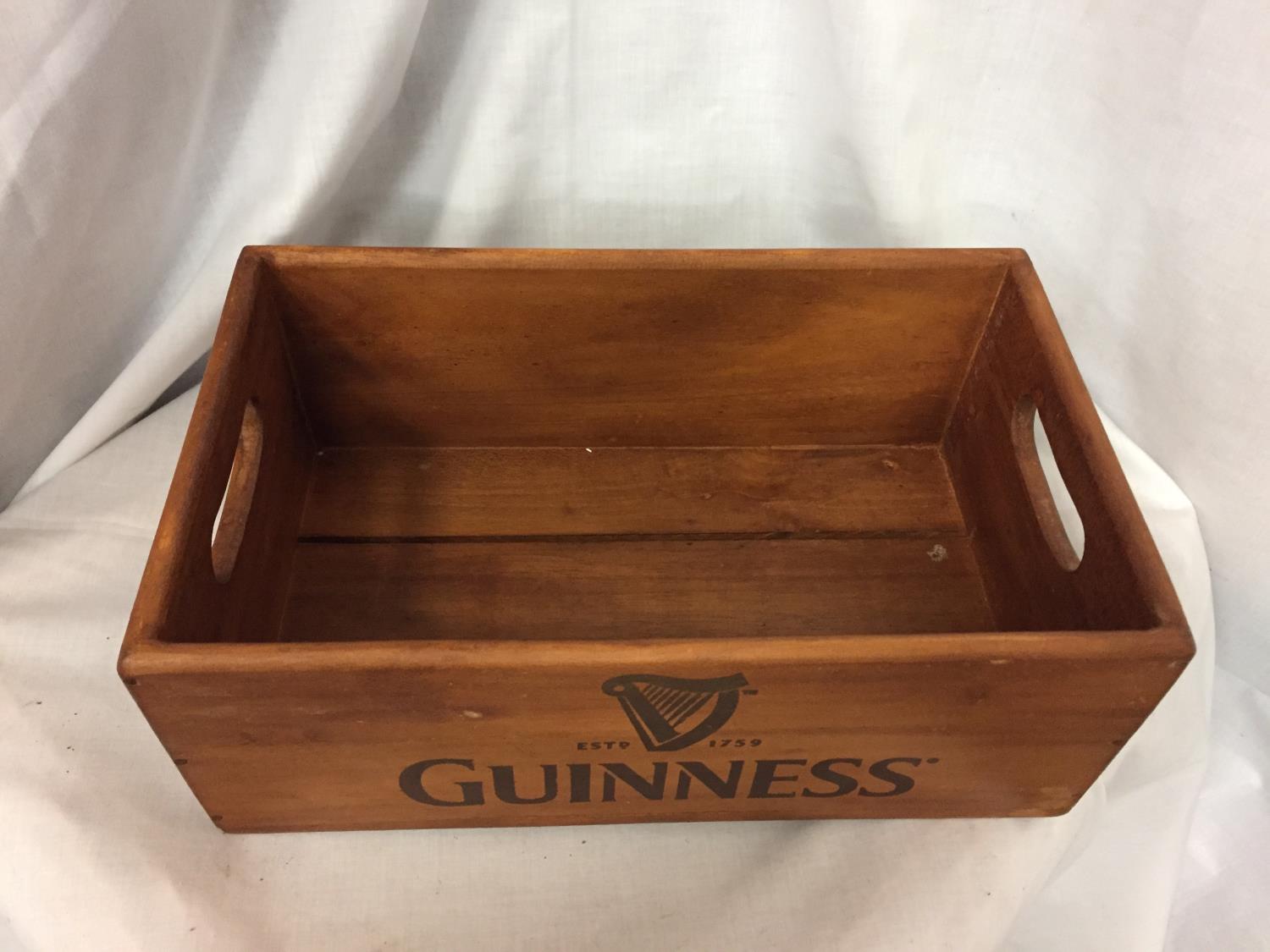 A WOODEN 'GUINNESS' BOX. LENGTH 33CM - Image 2 of 3