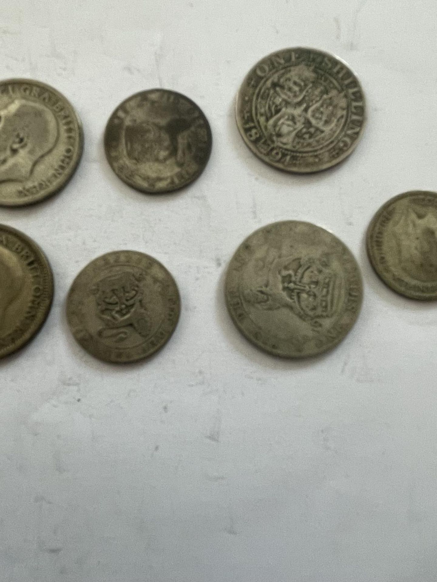 A 1922 HALF CROWN, FOUR PRE 1947 SHILLINGS AND SIX PRE 1947 SIXPENCES - Image 2 of 4