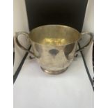 A HALLMARKED LONDON SILVER LARGE TWIN HANDLED DRINKING VESSEL WEIGHT 573 GRAMS