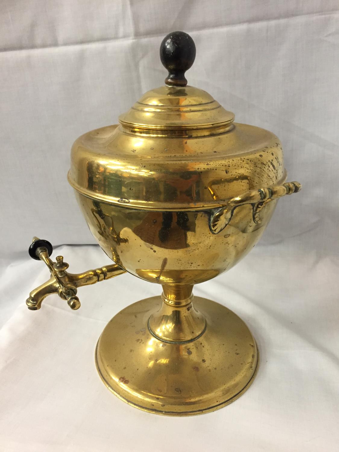 A LARGE VINTAGE BRASS TEA/WATER URN - Image 2 of 4