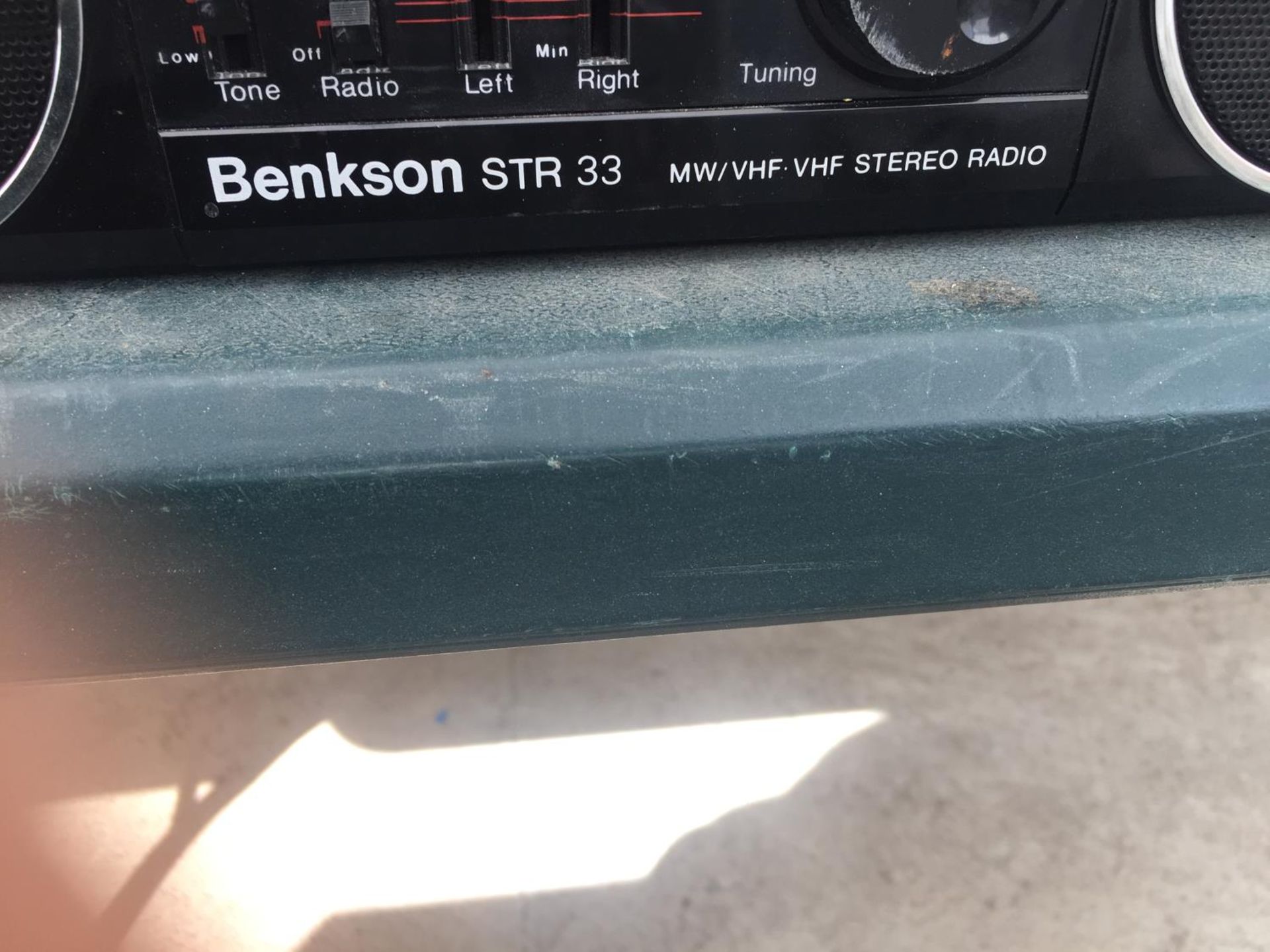 AN ASSORTMENT OF RADIOS TO INCLUDE BENKSON STR 33, A PROLINE AND A SHARP - Image 2 of 5