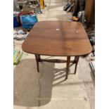 A SMALL EARLY 20TH CENTURY DROP LEAF MAHOGANY OCCASIONAL TABLE