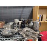 AN ASSORTMENT OF SILVER PLATED ITEMS TO INCLUDE COFFEE POTS, TRINKET DISHES AND FLATWARE ETC
