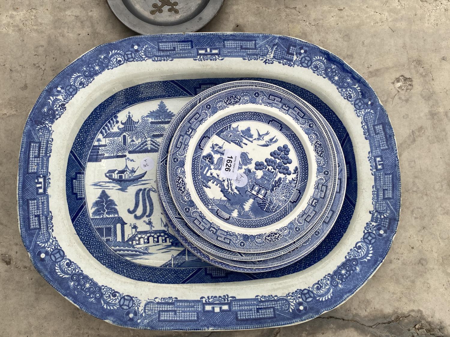 A LARGE BLUE AND WHITE CERAMIC MEAT PLATE AND FURTHER BLUE AND WHITE DINNER PLATES
