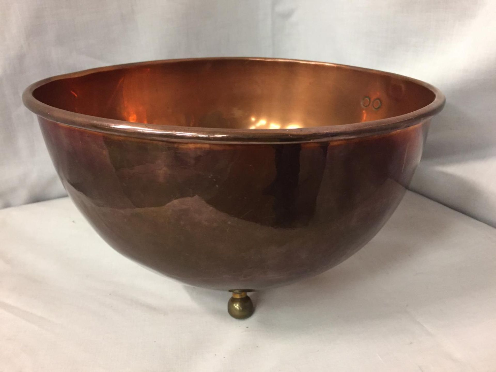 A TWIN HANDLED COPPER BOWL - Image 3 of 3