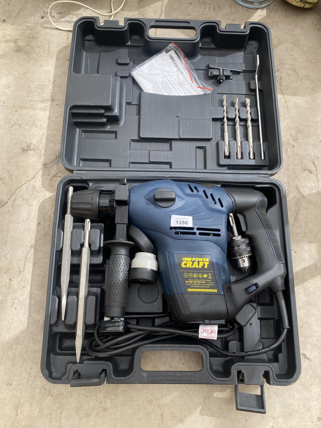 A POWER CRAFT SDS DRILL WITH VARIOUS SDS DRILL BITS AND R/PLUGS