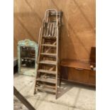A VINTAGE 6 RUNG WOODEN STEP LADDER AND A VINTAGE 5 RUNG WOODEN STEP LADDER