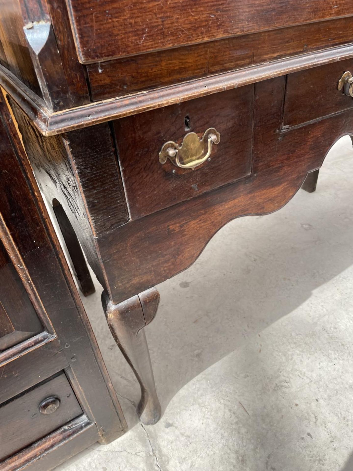 A GEORGE III OAK CHEST ON STAND, THE BASE ON FRONT CABRIOLE LEGS, WITH THREE DRAWERS, THE UPPER - Image 7 of 8