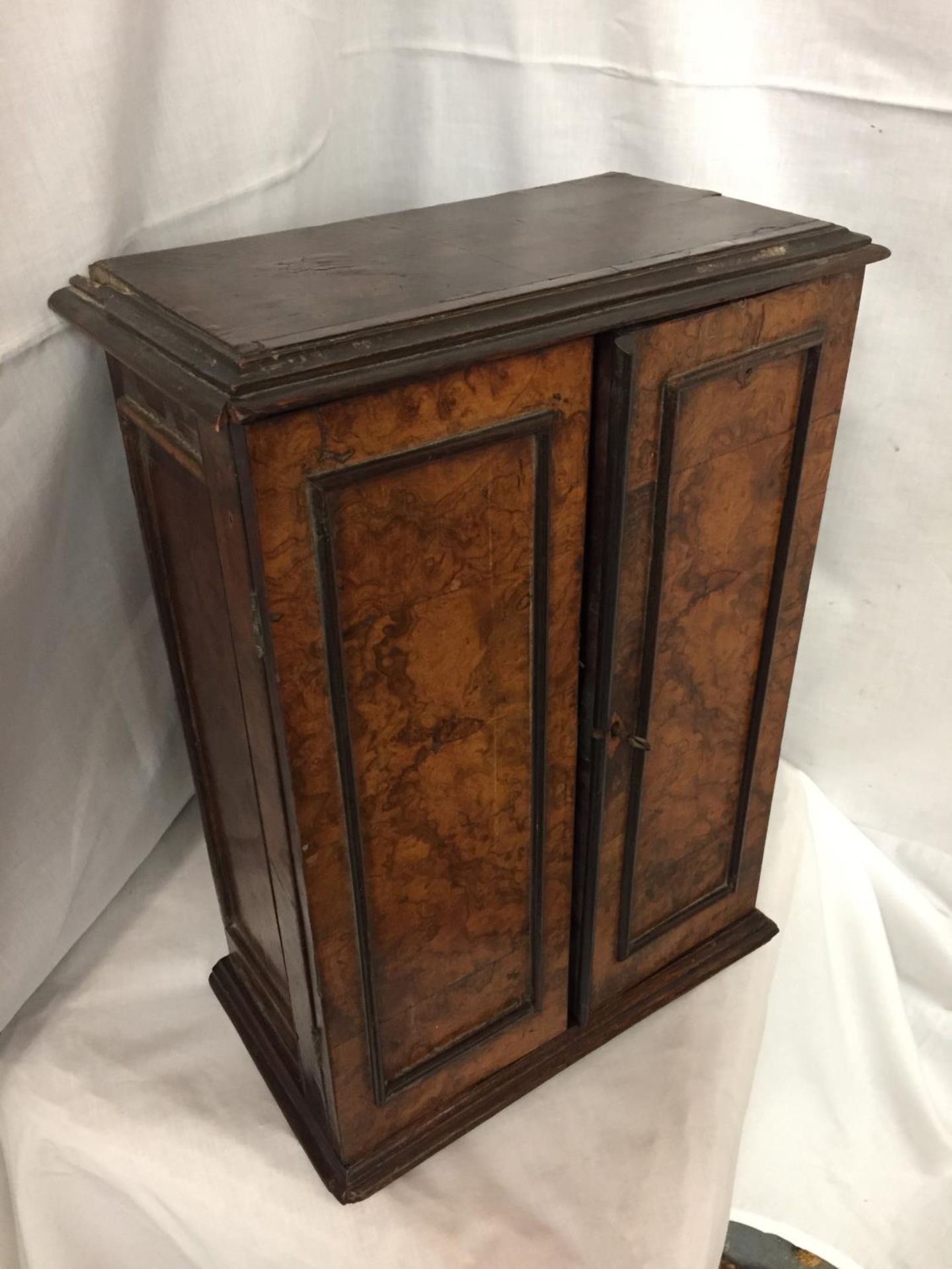 A WALNUT MINATURE CABINET TO INCORPORATE SEVEN DRAWERS 44CM HIGH POSSIBLY A WATCH MAKERS CABINET - Image 2 of 5