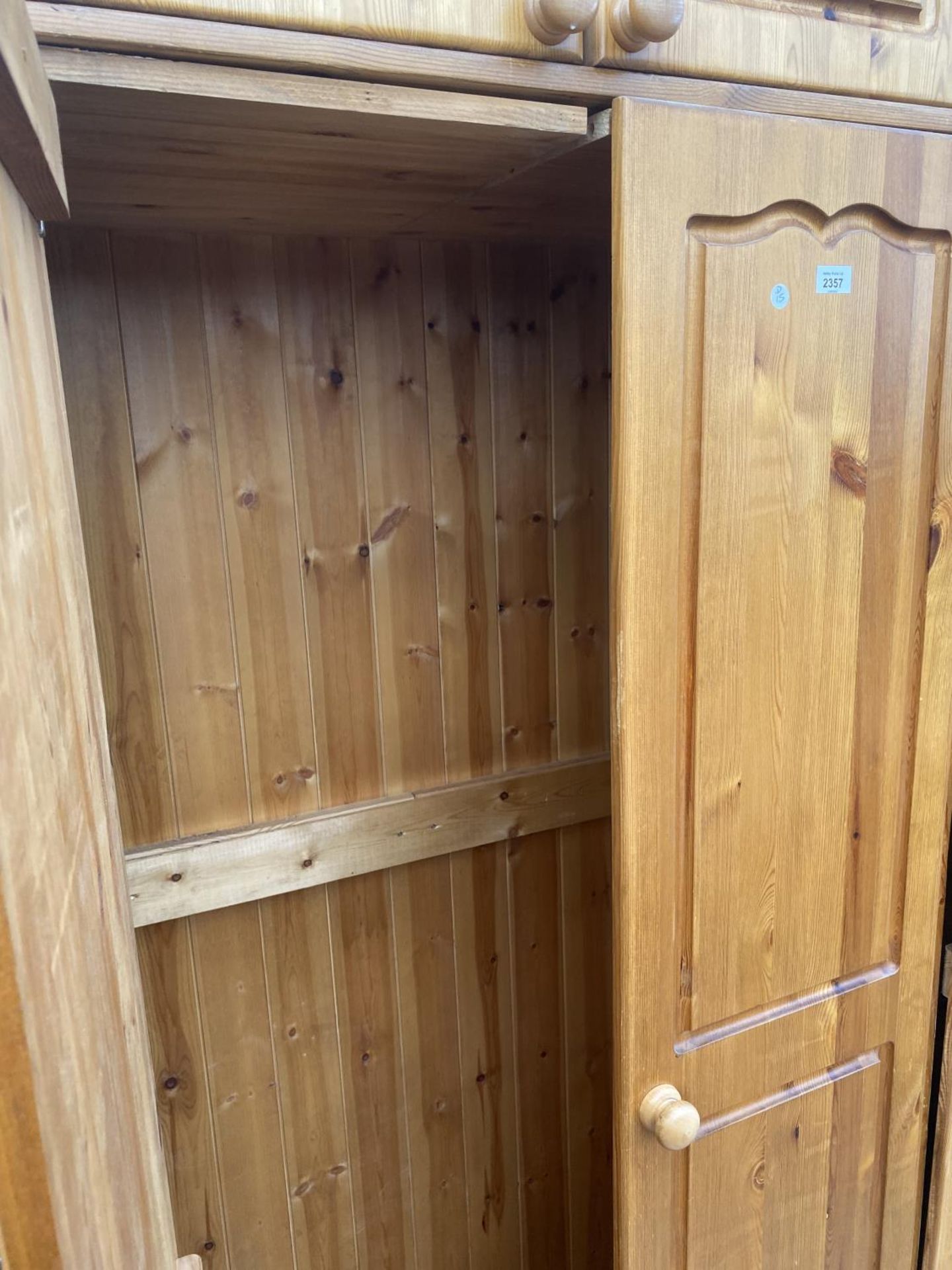 A MODERN PINE THREE DOOR WARDROBE - Image 5 of 5