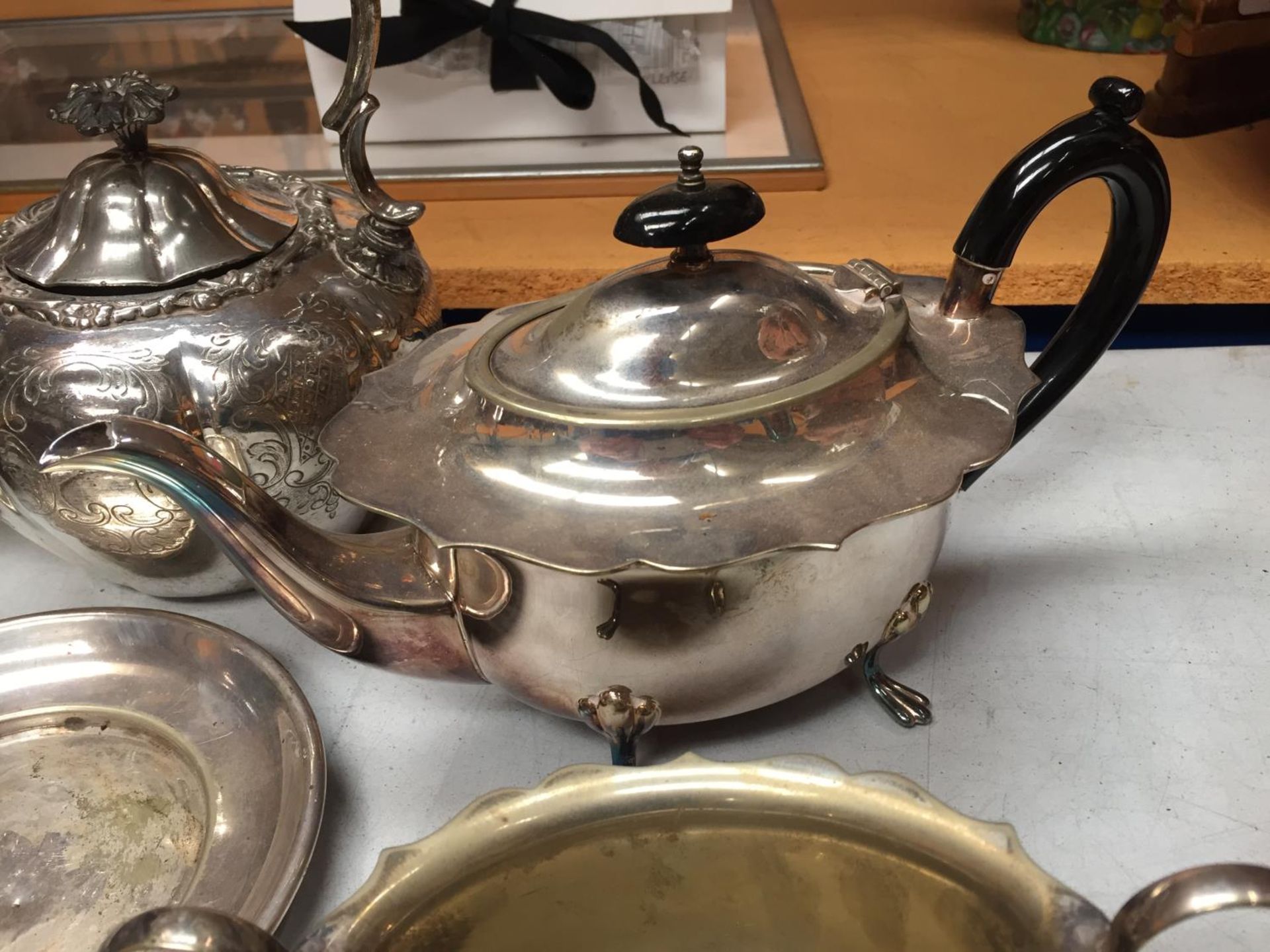 A SELECTION OF SILVER PLATED ITEMS TO INCLUDE TEA POTS, SUGAR BOWL AND TWO FURTHER ITEMS - Image 2 of 5