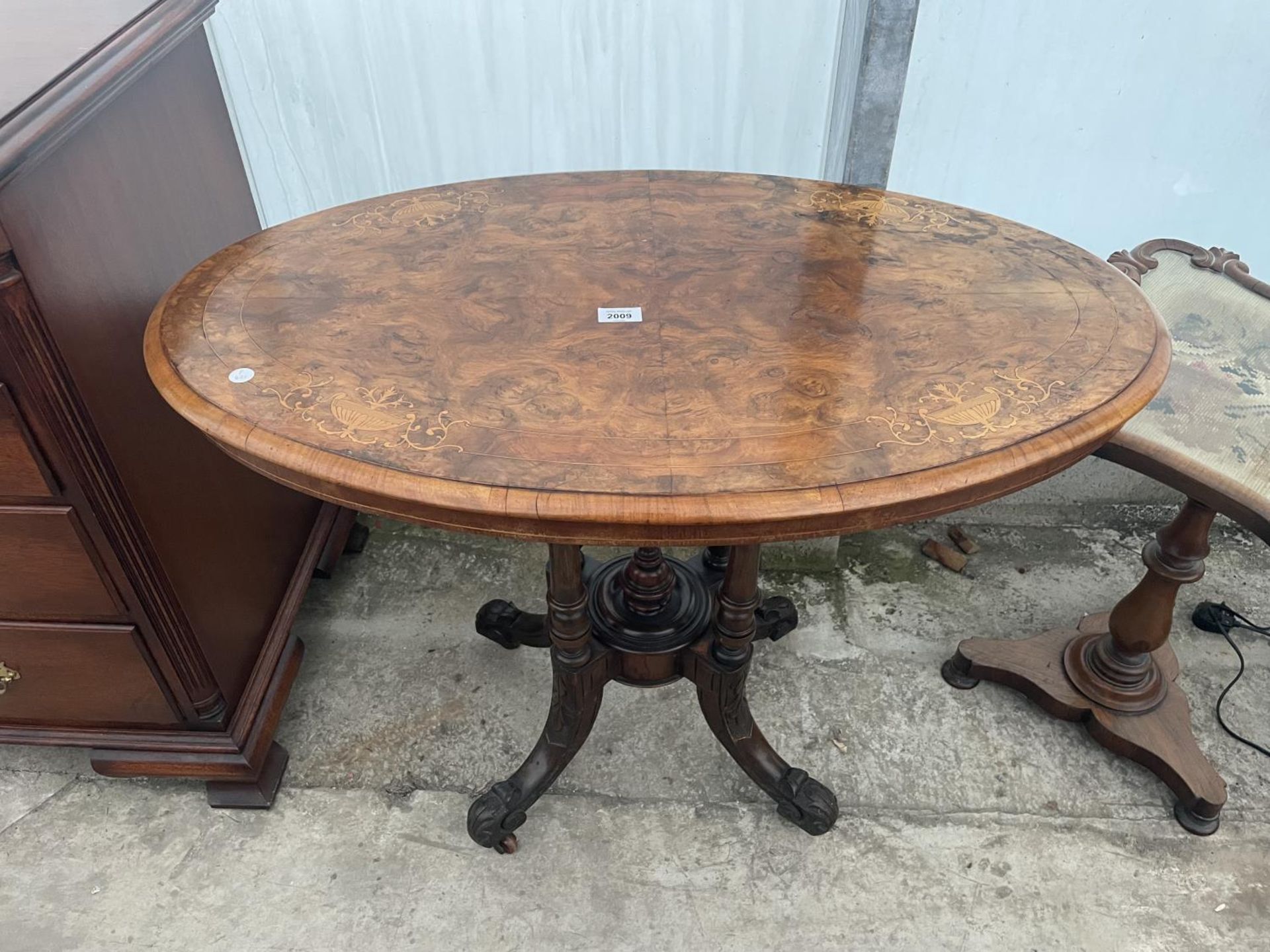 A VICTORIAN OVAL WALNUT AND INLAID LOO TABLE, 36X22" ON QUATREFOIL BASE