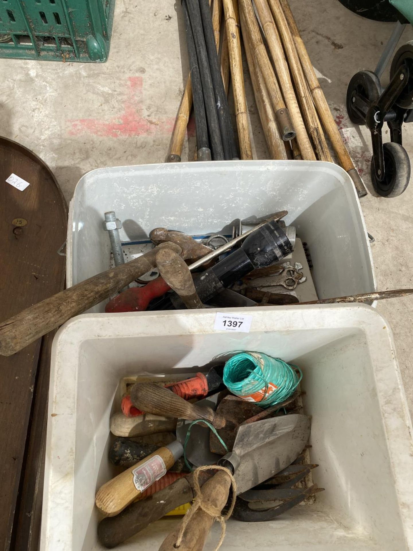 AN ASSORTMENT OF ITEMS TO INCLUDE PAINT BRUSHES, TROWELS AND AN IMPACT DRILL - Image 4 of 4