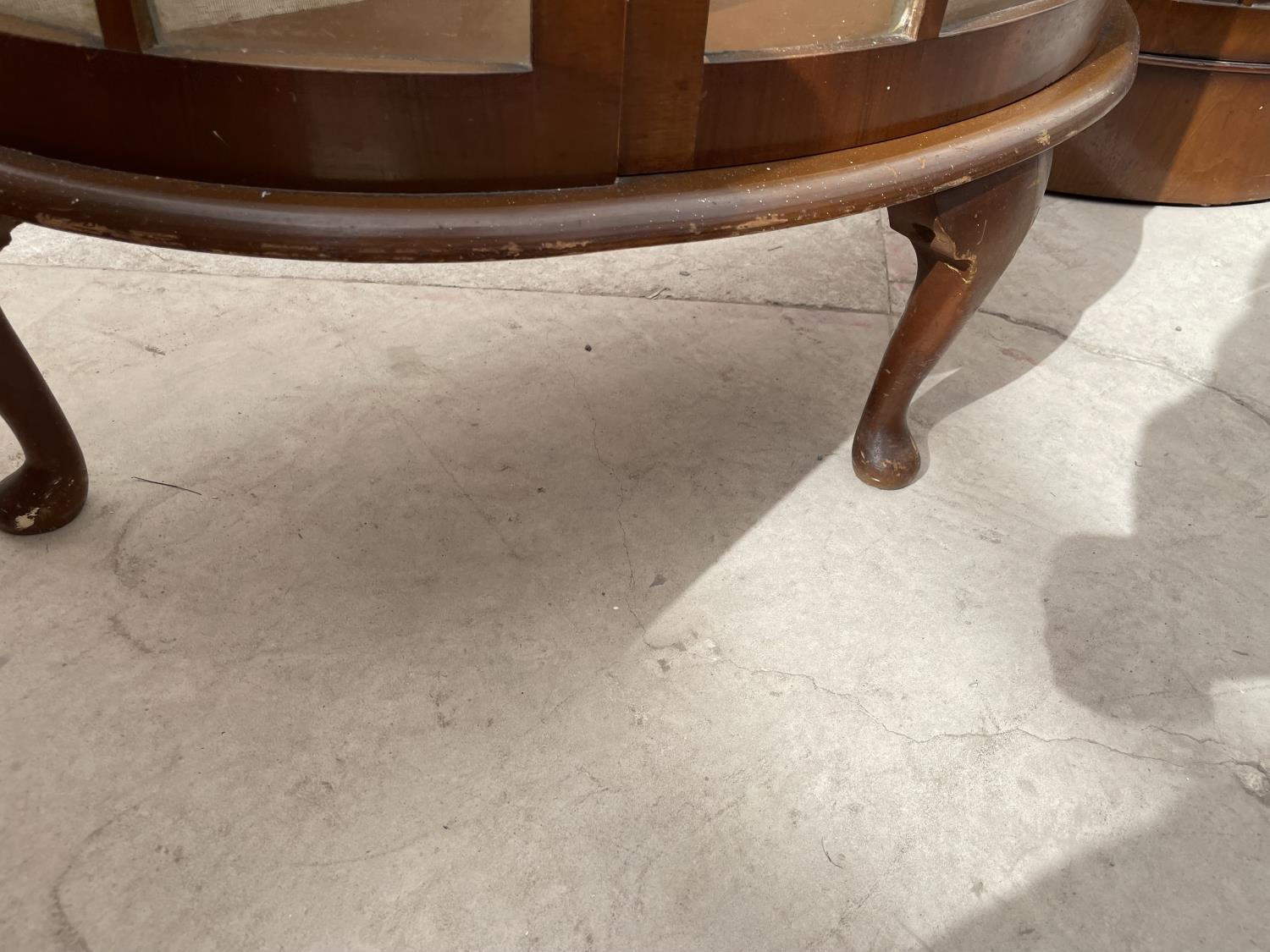 A MID 20TH CENTURY SHINY WALNUT BOWFRONTED CHINA CABINET, ON CABRIOLE LEGS, 29" WIDE - Image 4 of 4