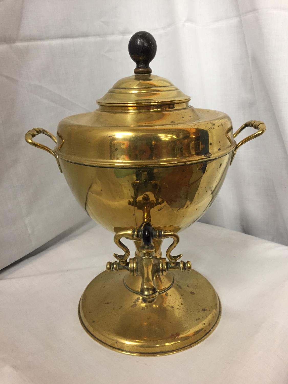 A LARGE VINTAGE BRASS TEA/WATER URN