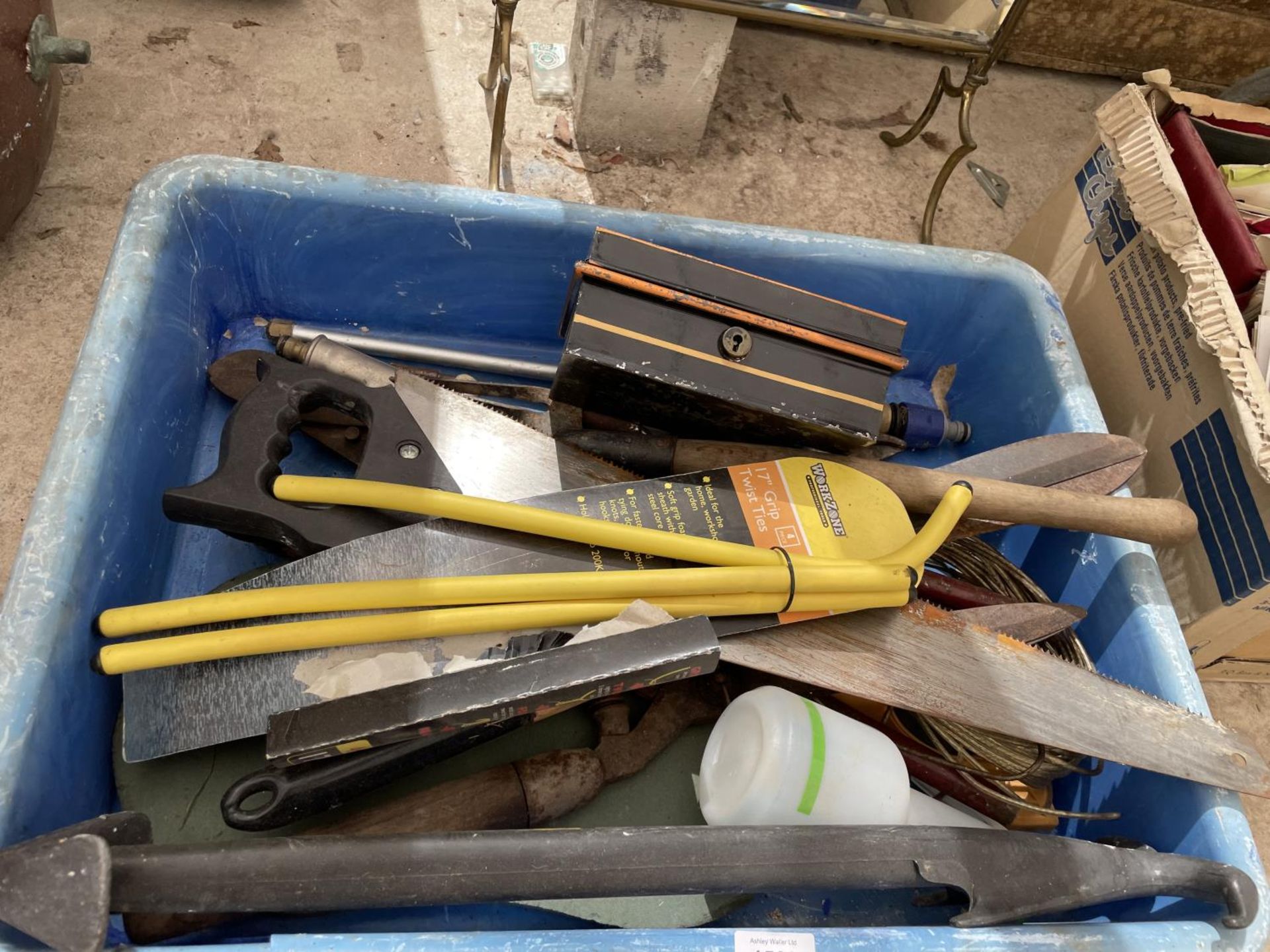 AN ASSORTMENT OF TOOLS TO INCLUDE SAWS, SHEARS AND LANCES ETC - Image 3 of 4