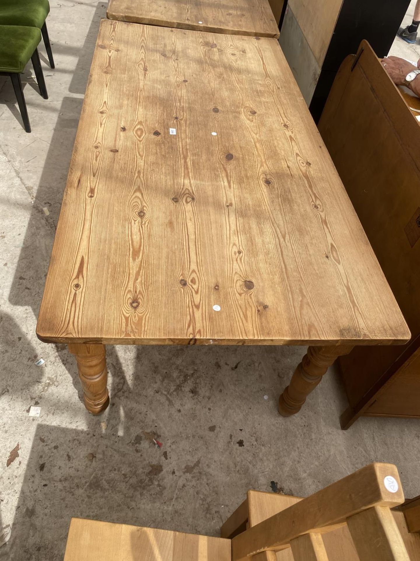 A VICTORIAN STYLE PINE KITCHEN TABLE ON TURNED LEGS, 72X35" - Image 3 of 4