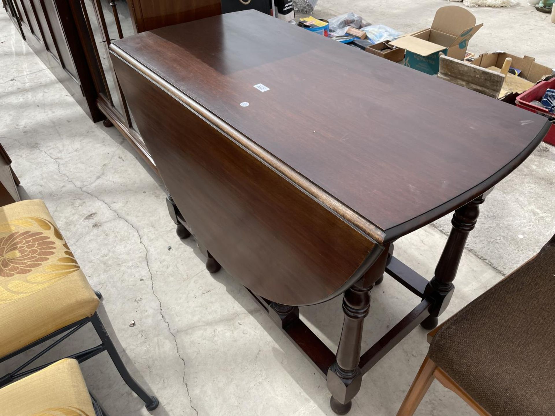 A MAHOGANY OVAL GATELEG DINING TABLE ON TURNED LEGS - Image 4 of 4