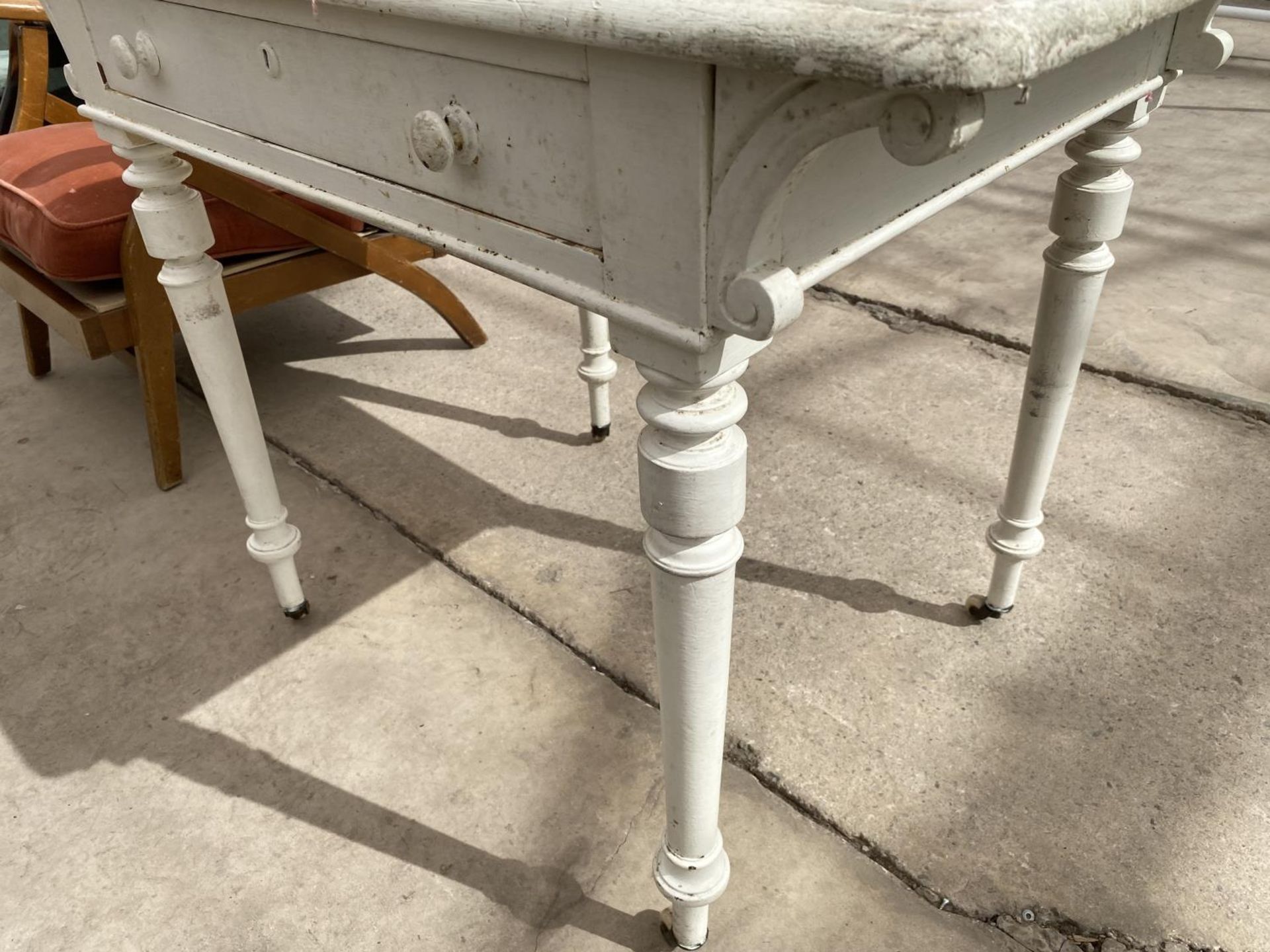 A VICTORIAN PAINTED SIDE TABLE WITH SINGLE DRAWER, ON TURNED TAPERING LEGS WITH WHITE PORCELAIN - Image 3 of 3