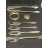 SEVEN ITEMS OF HALLMARKED SILVER TO INCLUDE PILL BOX, TONGS, FORK AND NAPKIN RINGGROSS WEIGHT 152