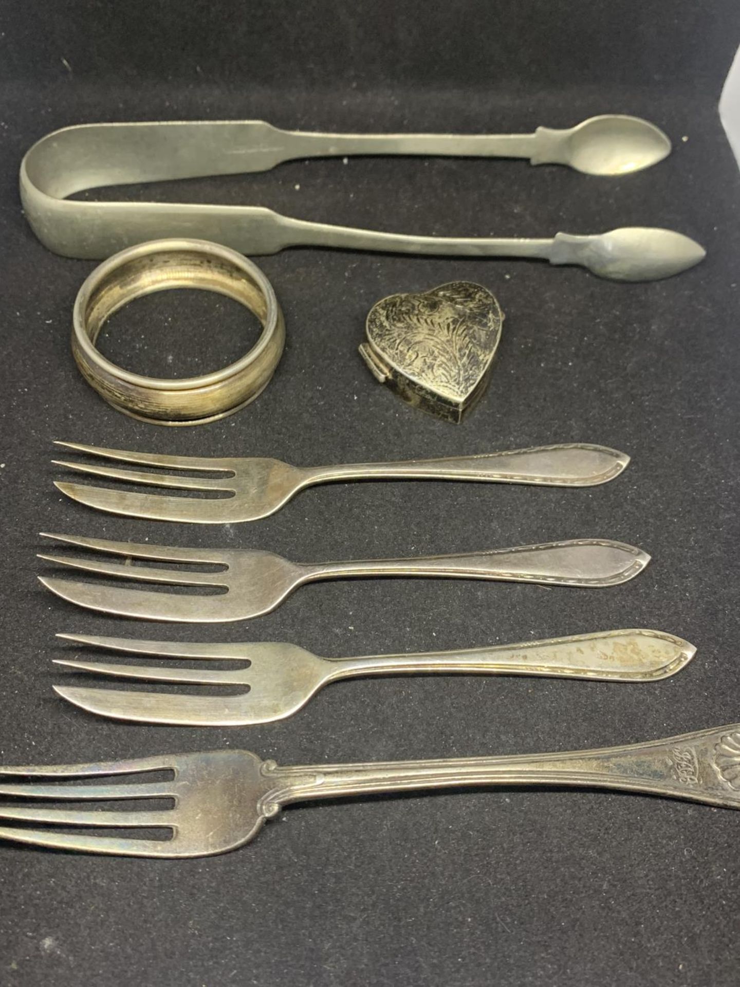 SEVEN ITEMS OF HALLMARKED SILVER TO INCLUDE PILL BOX, TONGS, FORK AND NAPKIN RINGGROSS WEIGHT 152