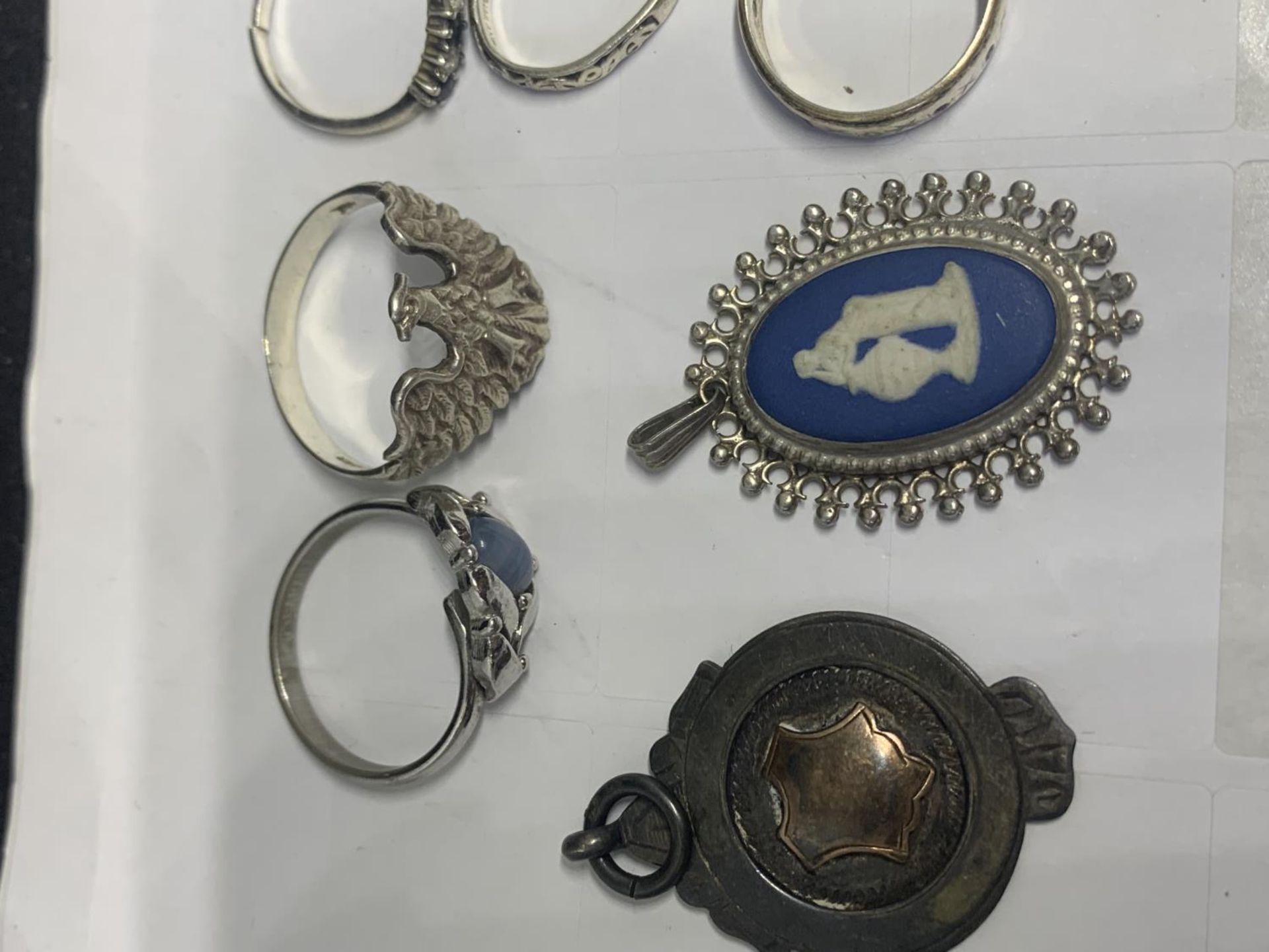 A COLLECTION OF SILVER ITEMS TO INCLUDE RINGS, PENDANTS ETC - Image 4 of 4
